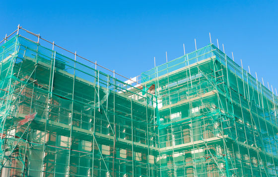 Groene 1m 3m 4m Brede Puin Opleverende Systemen Mesh Netting For Scaffolding 6 Naalden